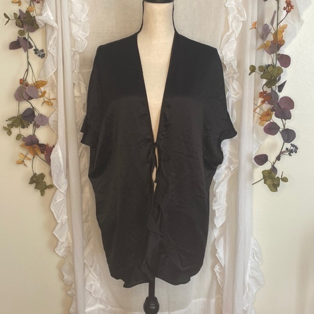 Victoria’s Secret Black Tie Front Ruffle Short‎ Sleeve Robe One Size